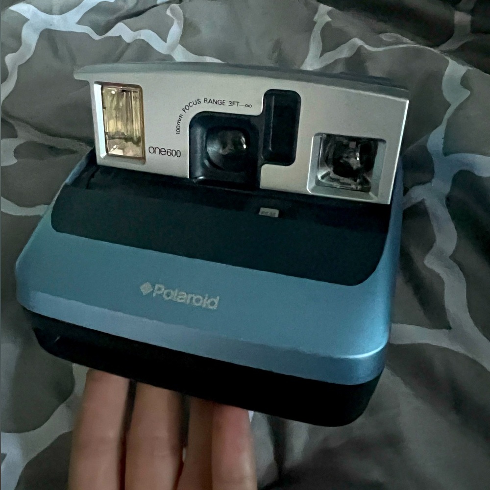 Polaroid Blue One 600 Vintage Instant Film Camera, 100 mm focus range, 3 Feet